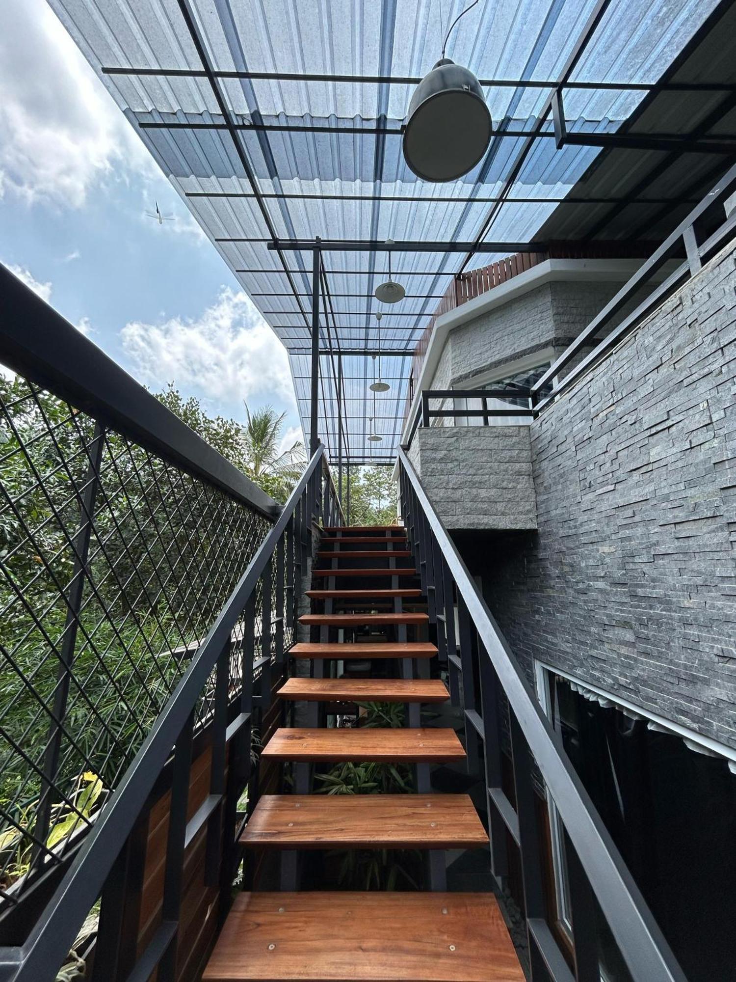 Kv By Halcyon Traveltech Apartment Anachal Ngoại thất bức ảnh
